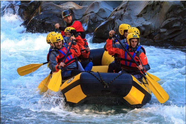  Dar un descenso de rafting 